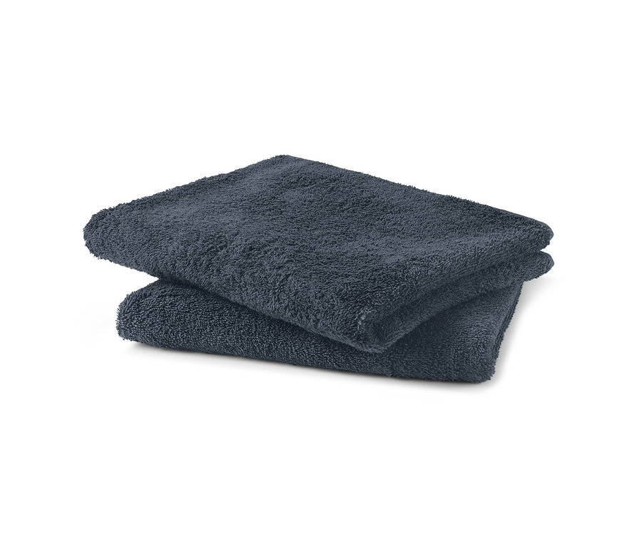 Zwei graue Frottier-Handtücher liegen gestapelt.