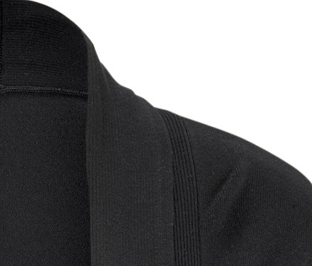 Detailansicht einer offenen, länger geschnittenen Feinstrickjacke in Schwarz.