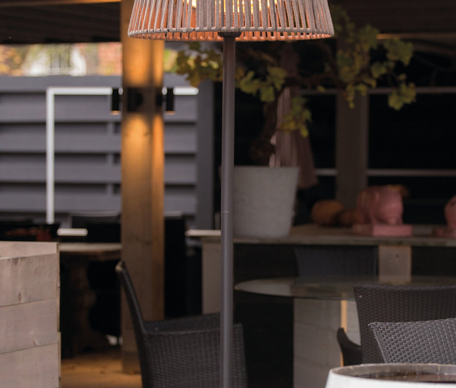 Außenbereich mit Sunred-Stand-Heizstrahler »Artix Corda«.