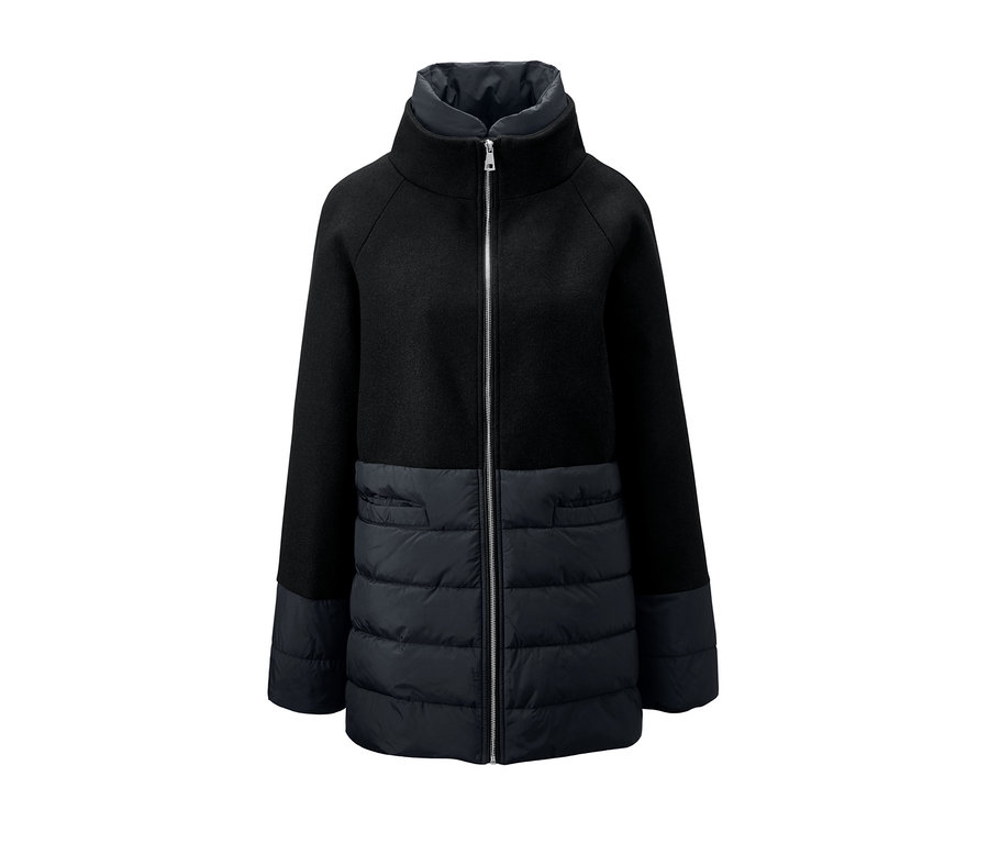 Schwarzer Outdoormantel im Materialmix mit Reißverschluss vorne.