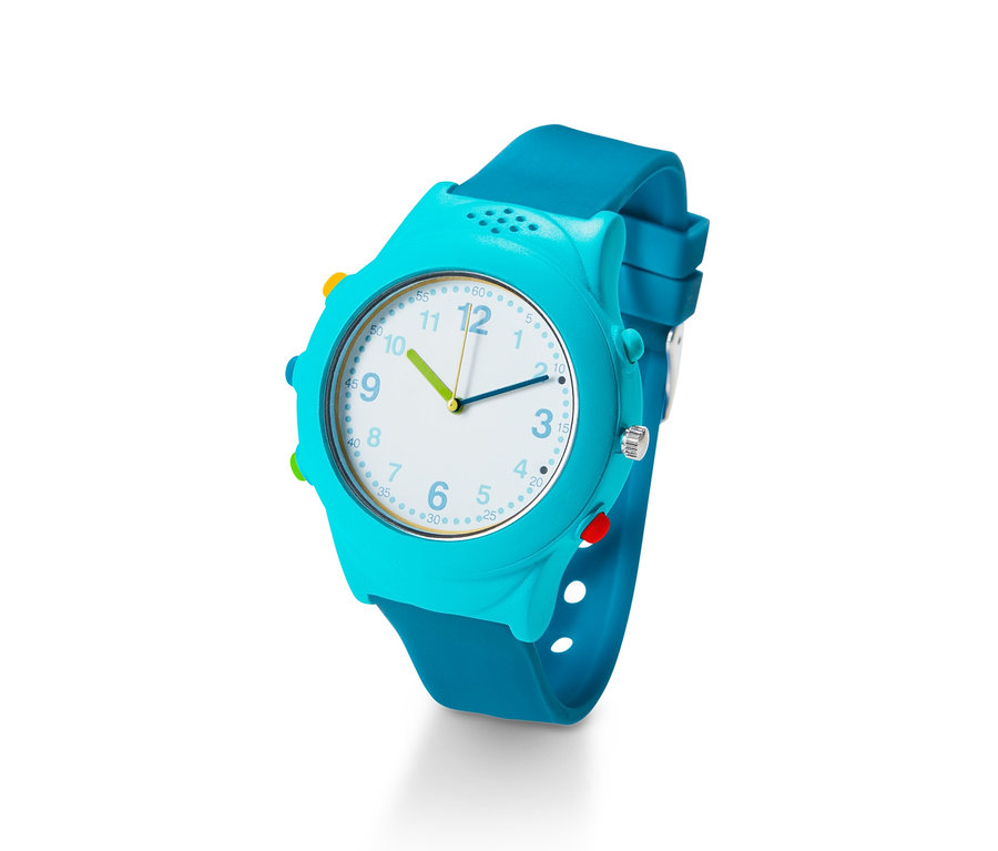 Nahaufnahme einer blauen Kinder-Telefonuhr mit farbigen Akzenten auf weißem Hintergrund.