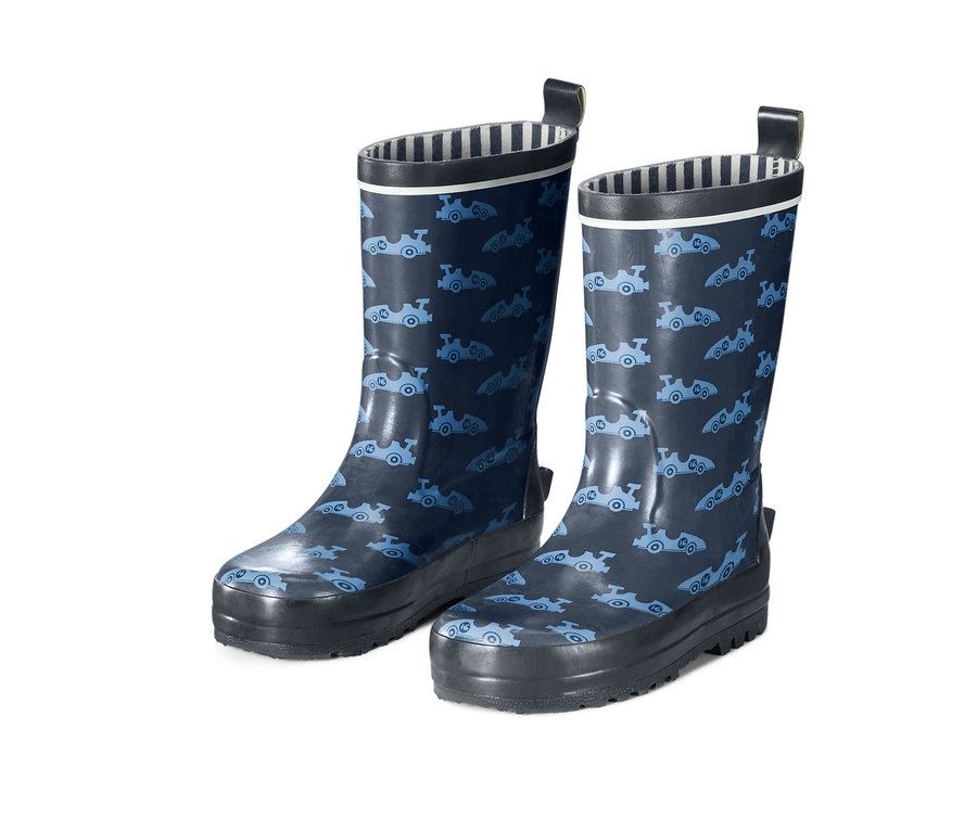 Ein Paar Regenstiefel mit blauem Autoaufdruck.