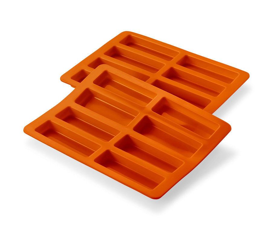 Zwei orangefarbene Müsliriegel-Backformen.