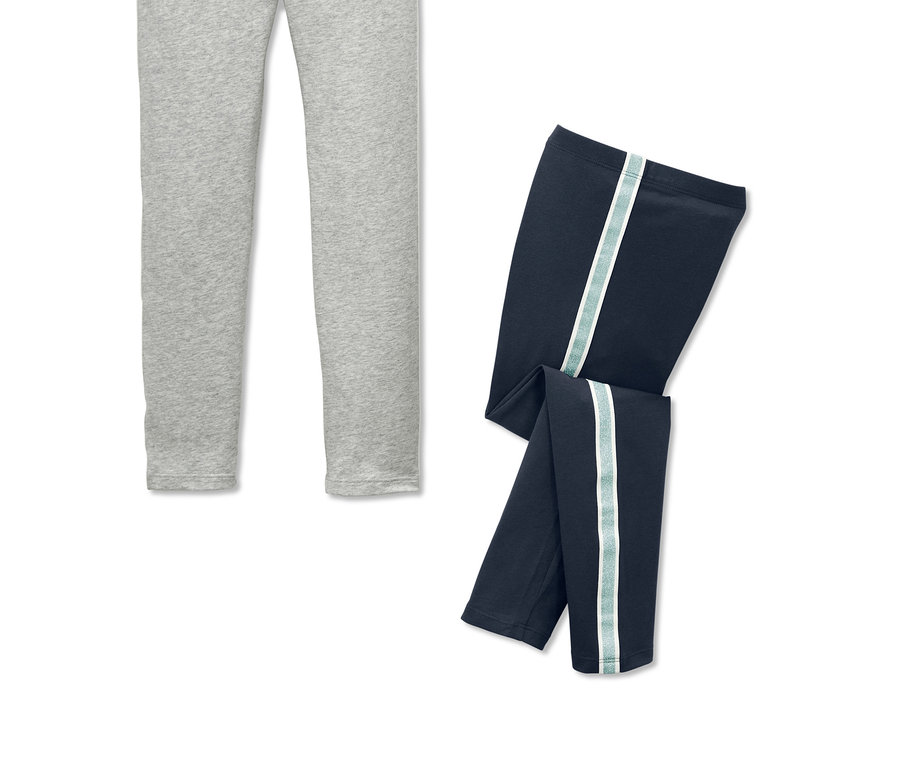 Zwei Leggings: eine graue und eine dunkelblaue mit Zierstreifen.