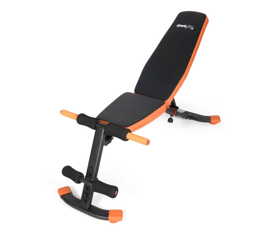 Eine schwarz-orangefarbene SportPlus-Trainingsbank SP-SUB-019 vor einem weißen Hintergrund.