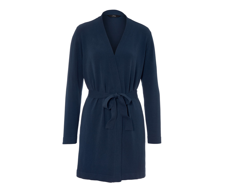 Eine marineblaue Feinstrickjacke mit Bindegürtel.