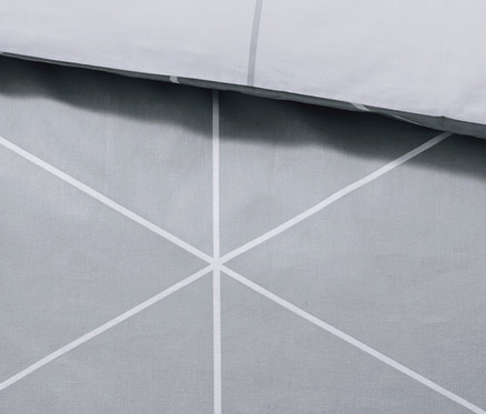 Detail einer grauen Biber-Wendebettwäsche mit geometrischem Muster.