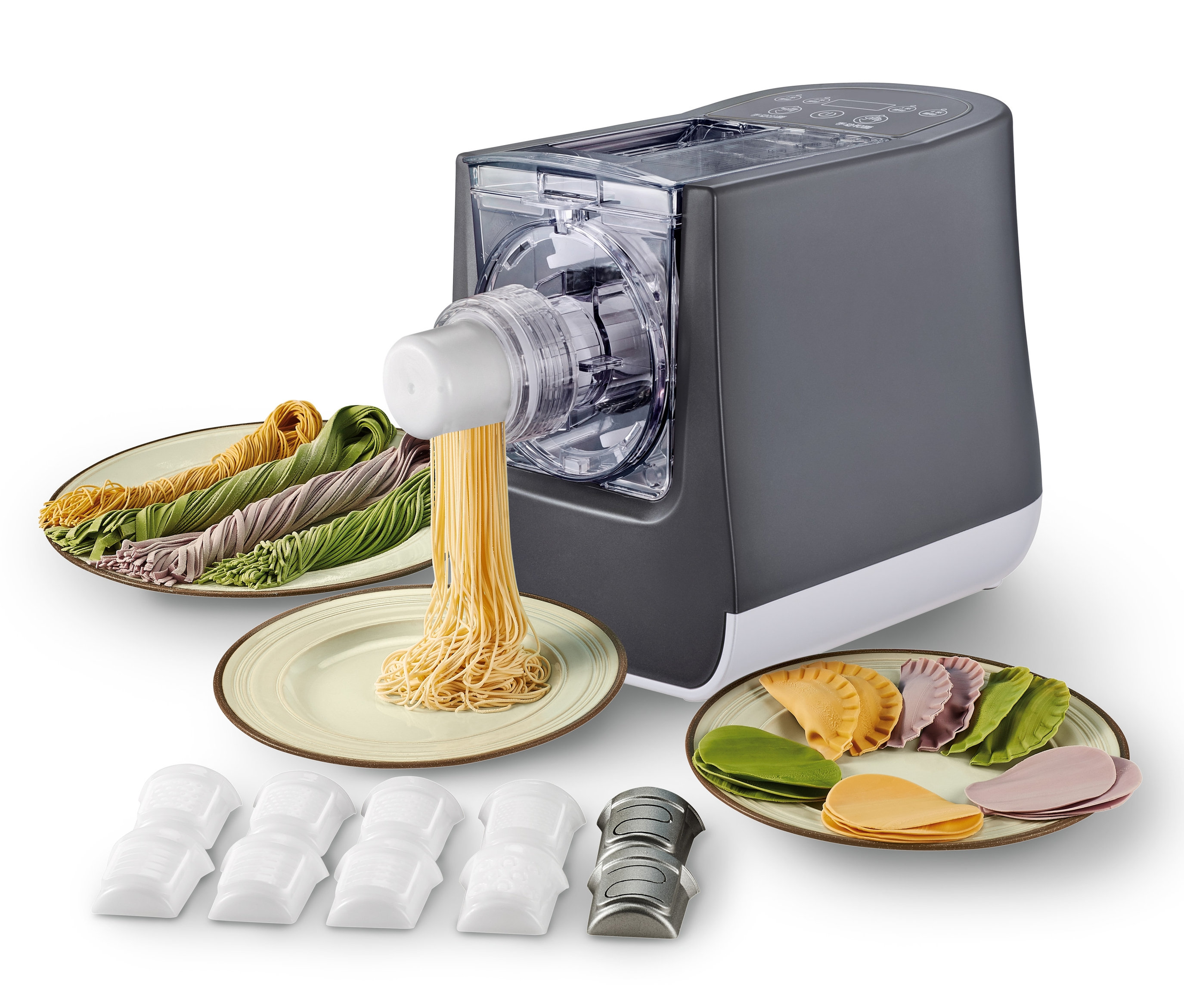 Ein automatischer Pastamaker mit verschiedenen Nudelsorten auf Tellern und Pastaaufsätzen im Vordergrund. Trebs vollautomatische Pastamaschine »99333«.