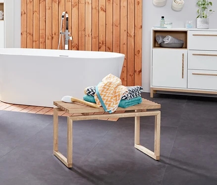Badezimmer-Interieur mit Waschbeckenunterschrank »Eklund« mit zwei Schubladen, Kleiderleiter aus Eichenholz und Jacquard-Badetüchern.