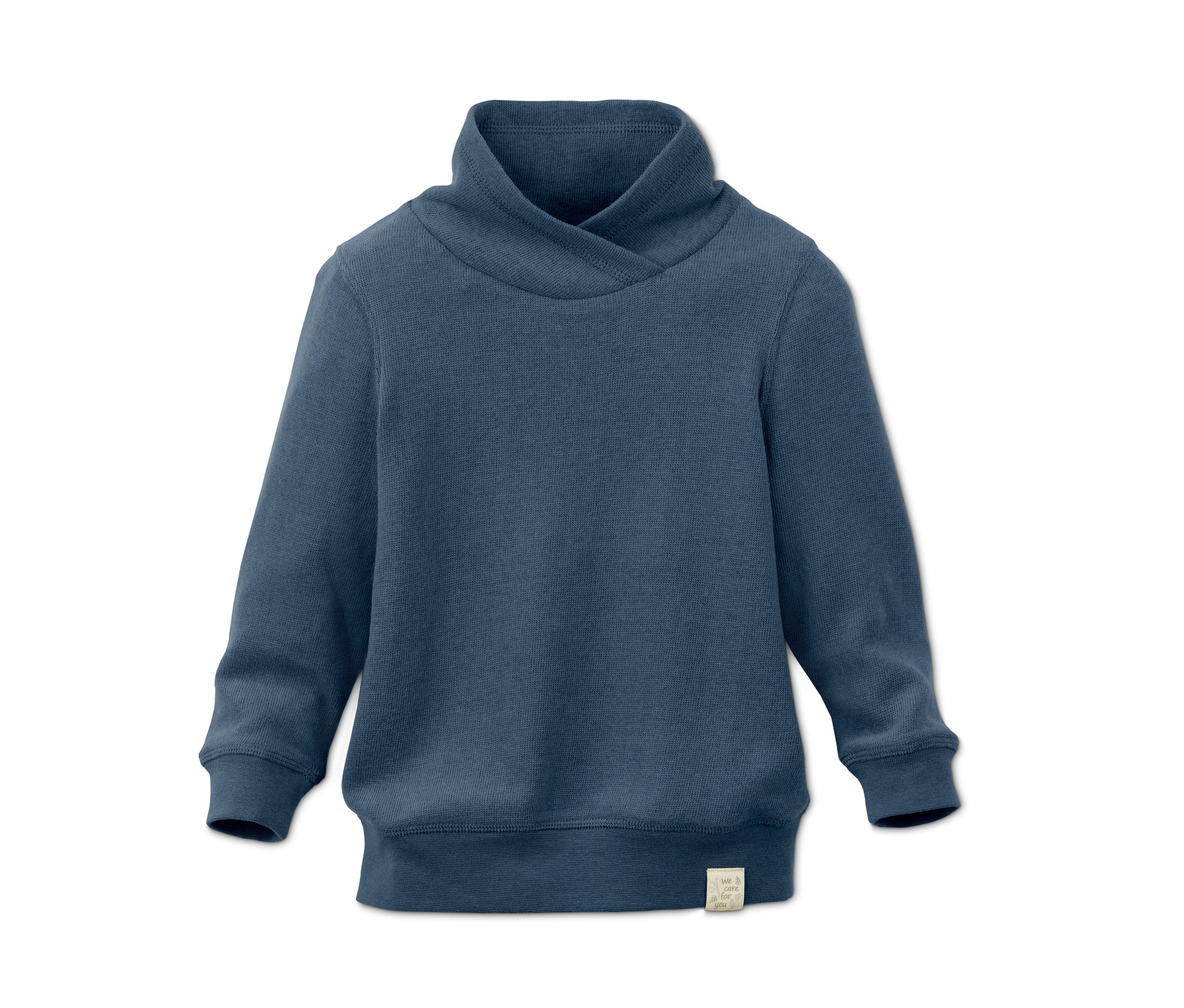 Blauer Pullover auf weißem Hintergrund.