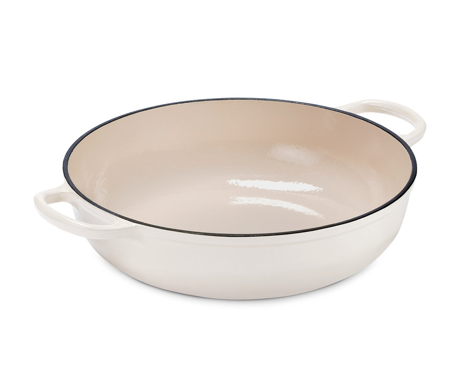 Eine cremefarbene Bräter-Pfanne auf einem weißen Hintergrund.