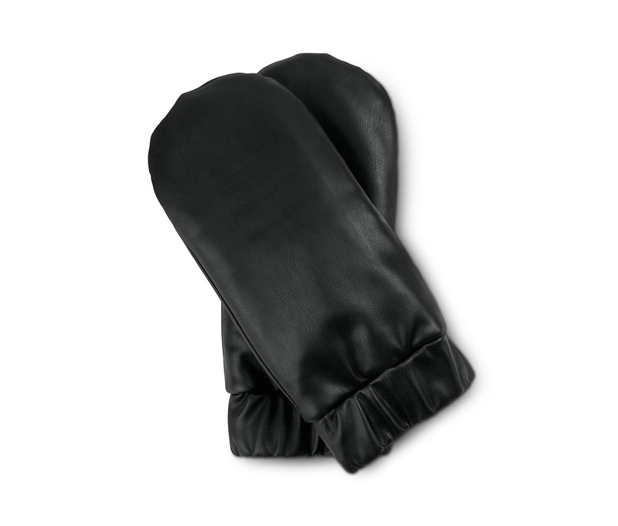 Zwei gefütterte Fäustlinge in Lederoptik liegen auf einem weißen Hintergrund.