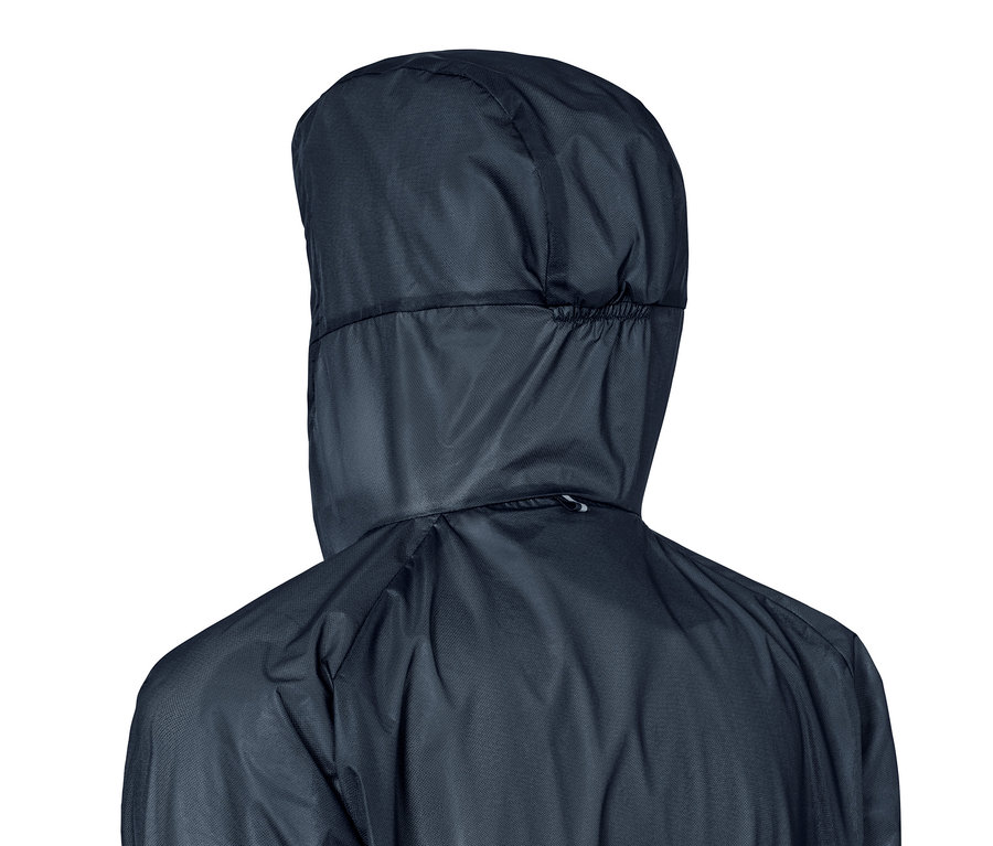 Rückansicht einer Person, die eine Windprotectionjacke mit Kapuze trägt.