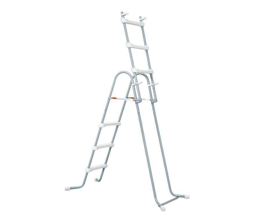 Graues Stahlrahmengestell mit weißen Plastikstufen für einen Pool.