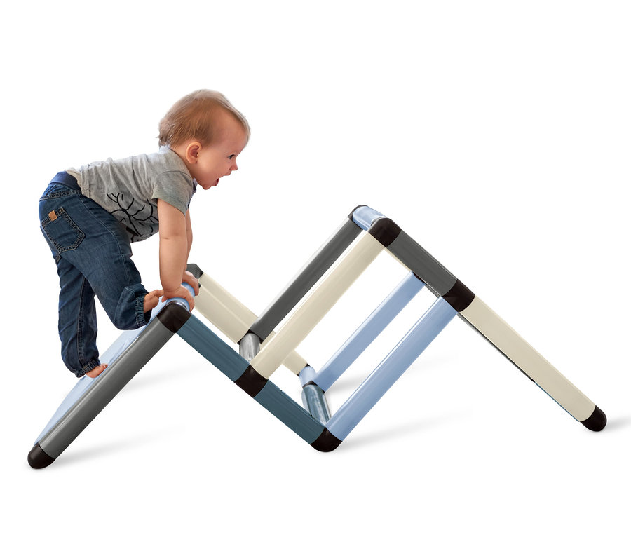 Kleinkind klettert auf ein Quadro-Home-BEGINNER-Set.
