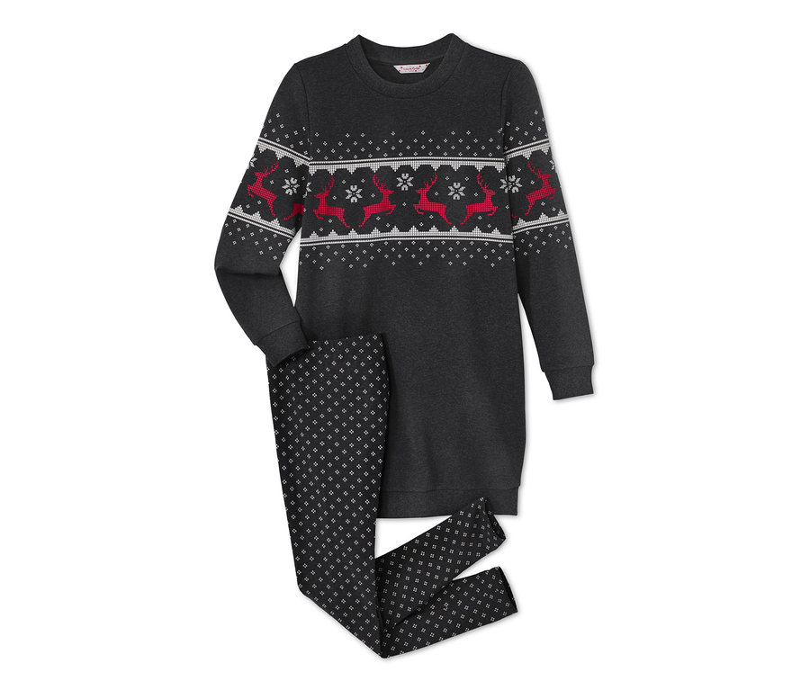 Grauer Pyjama mit weihnachtlichem Rentier- und Schneeflockenmuster und schwarze Leggings mit weißen Punkten.