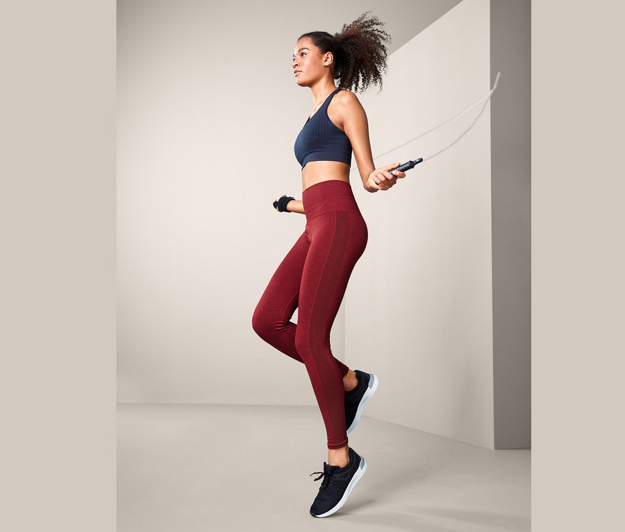 Frau springt Seil, trägt Seamless-Funktions-Sporttights.