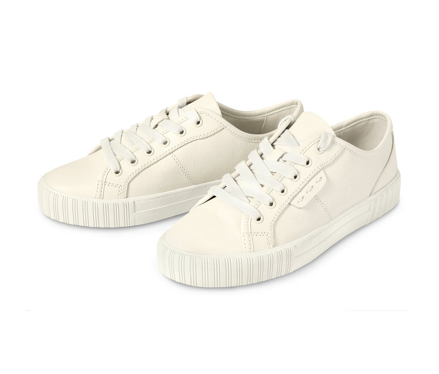 Zwei Leder-Sneaker.