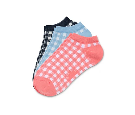Drei Paar Sneakersocken mit Karomuster in Dunkelblau, Hellblau und Koralle.