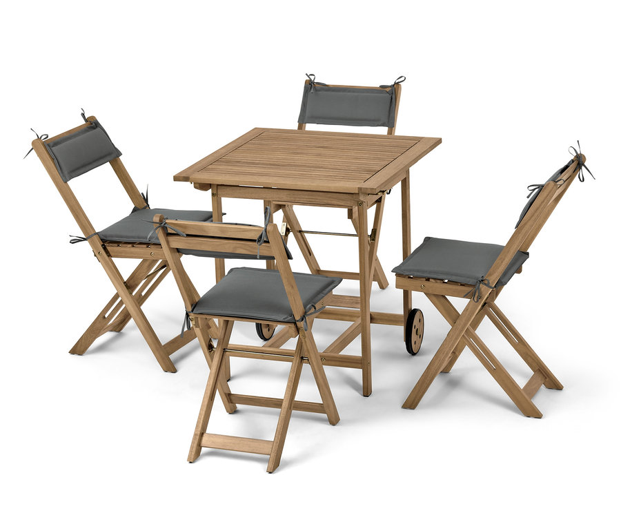 Ein 5-teiliges klappbares Balkon-Set »Lenja« mit Holztisch und vier Stühlen mit grauen Polstern.
