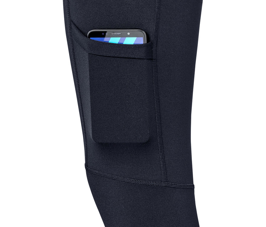 Detail einer Outdoortight mit einer Handytasche, in der sich ein Mobiltelefon befindet.