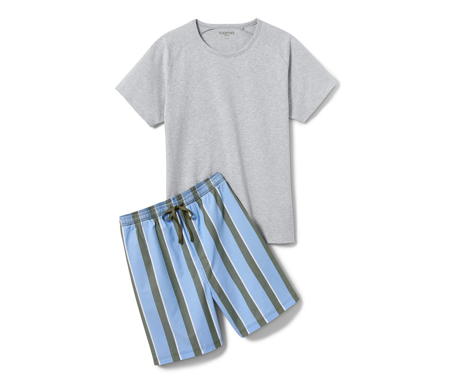 Ein hellgrauer Shorty-Pyjama, bestehend aus einem T-Shirt und einer gestreiften Shorts.