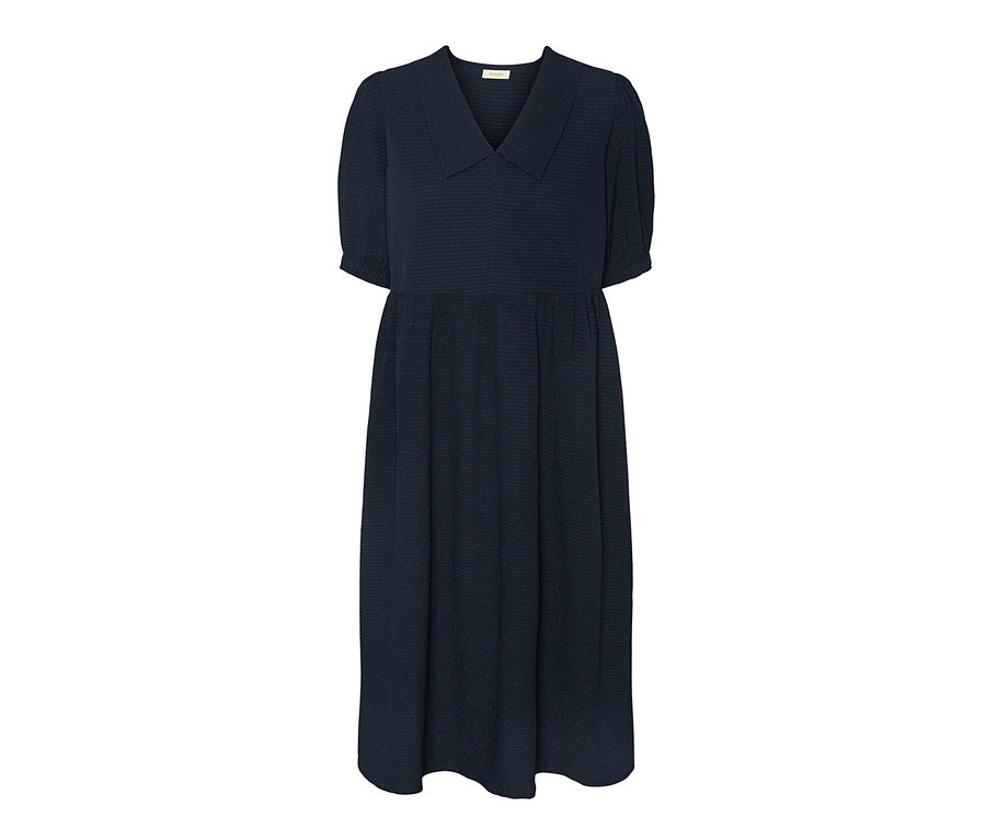 Ein marineblaues, gekrepptes Blusenkleid mit kurzen Ärmeln.