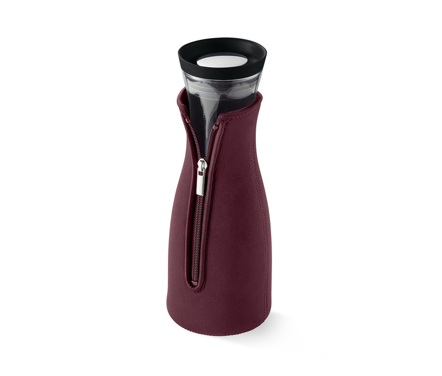 Glas-Teekanne in einem bordeauxroten Neoprenbezug mit Reißverschluss.