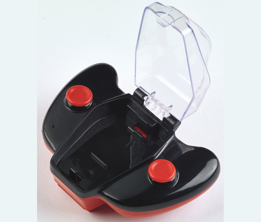 Geöffnetes Gehäuse für ferngesteuertes Carrera-Auto »Mario Kart Mini RC, Luigi« mit roten Knöpfen.