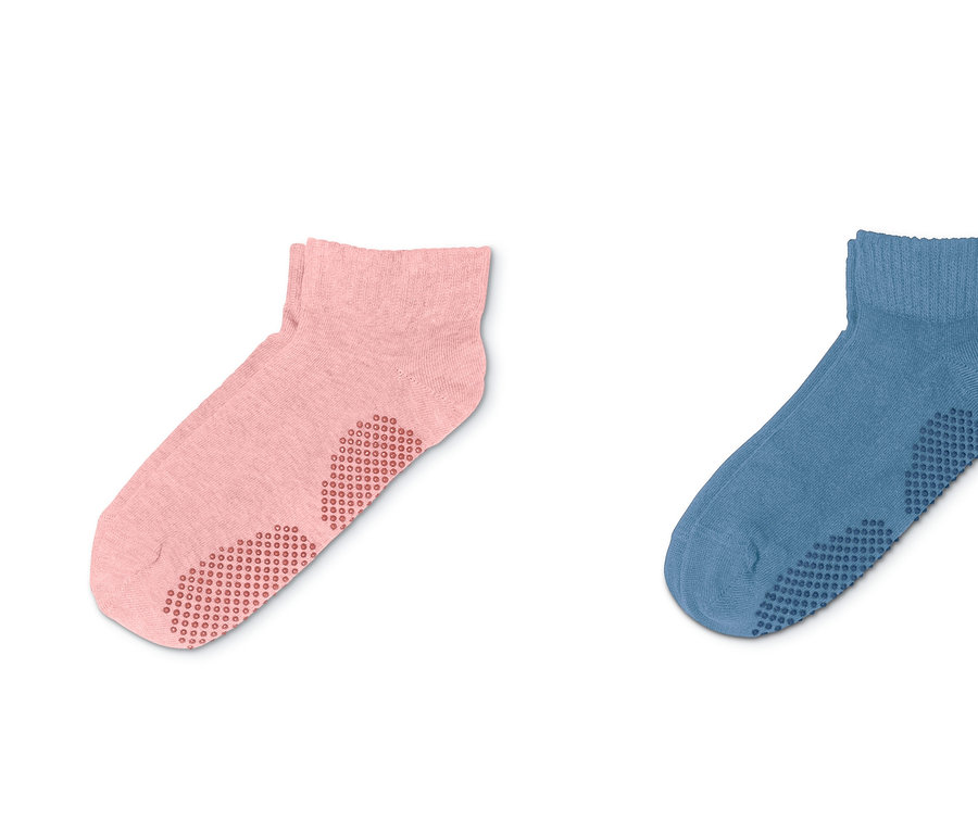 Zwei Paar roséfarben-blaue Yogasocken.