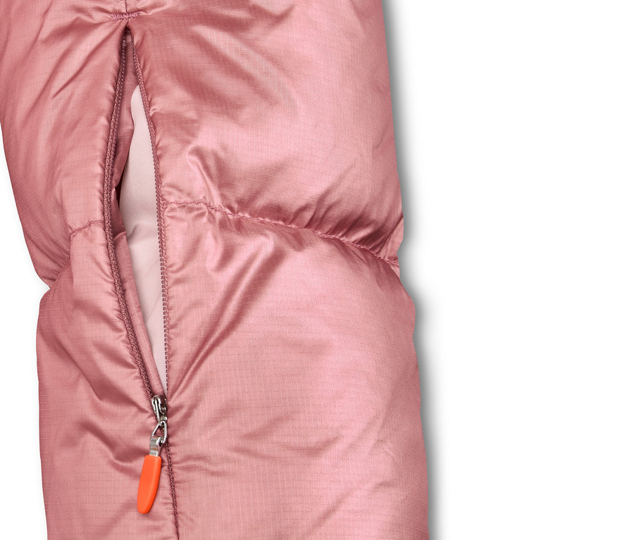 Detail einer roséfarbenen Daunenjacke mit Reissverschluss.