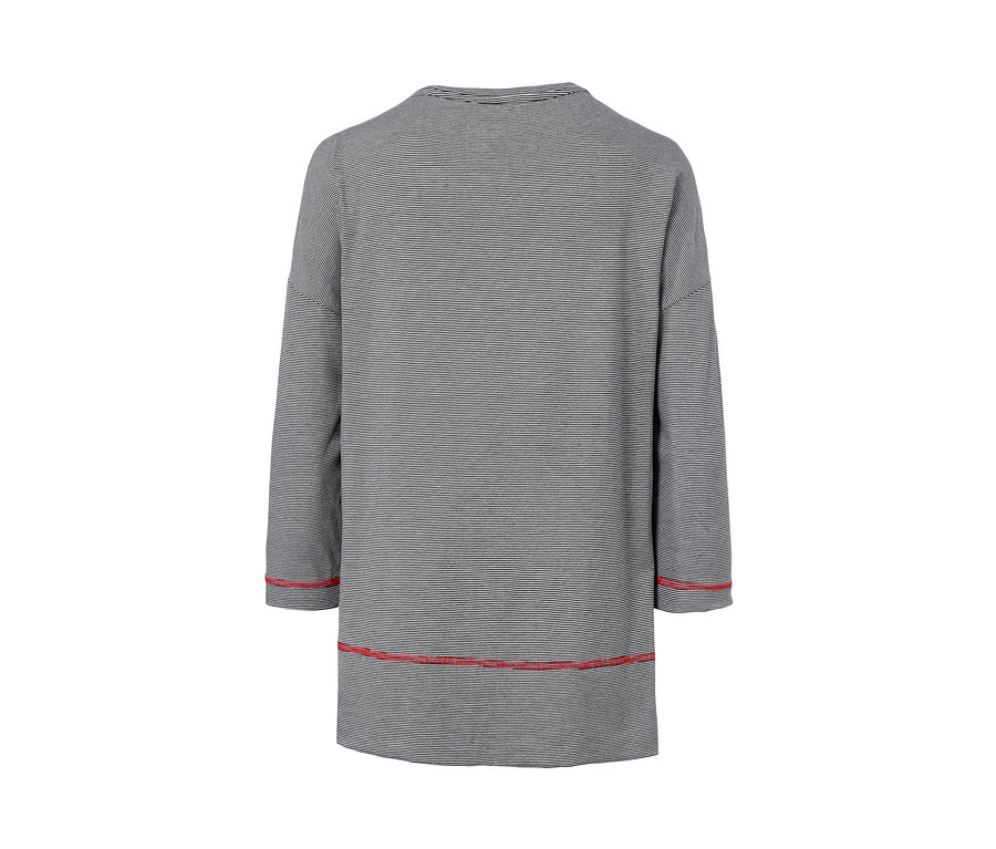 Gestreifter Pyjama mit Dreiviertelärmeln und rotem Saum.