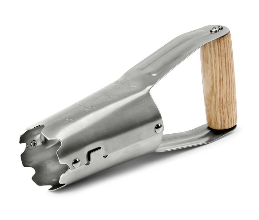 Blumenzwiebelpflanzer mit Holzgriff auf weißem Hintergrund.