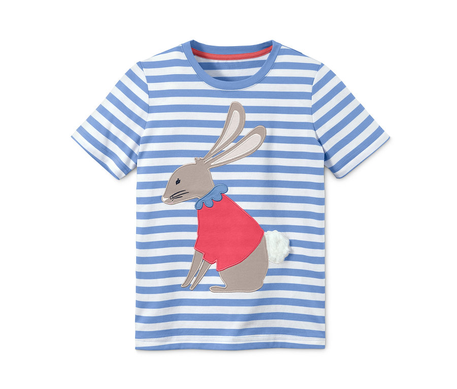 Blau-weiß gestreiftes T-Shirt mit Hasenapplikation in rotem Pullover. 2 T-Shirts.