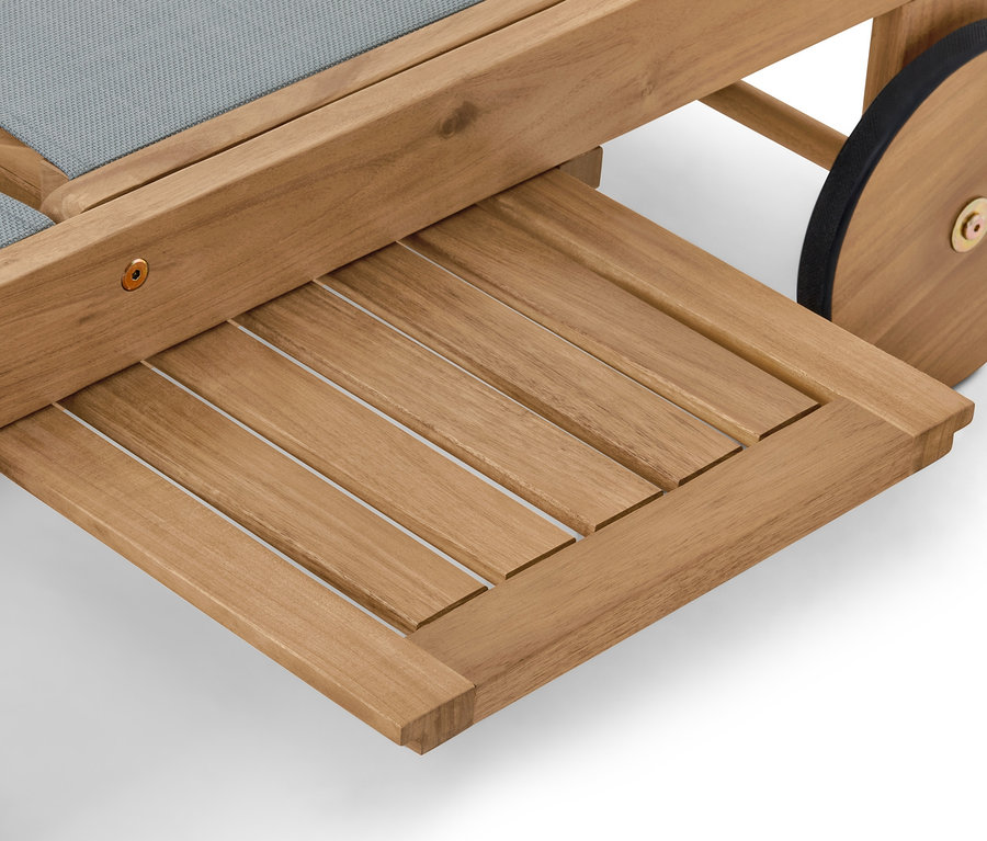 Detailansicht einer »Lenja« Liege mit ausziehbarem Tabletttisch.