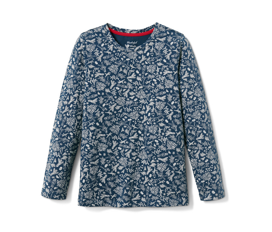Blauer Kinderpyjama mit Allover-Muster.