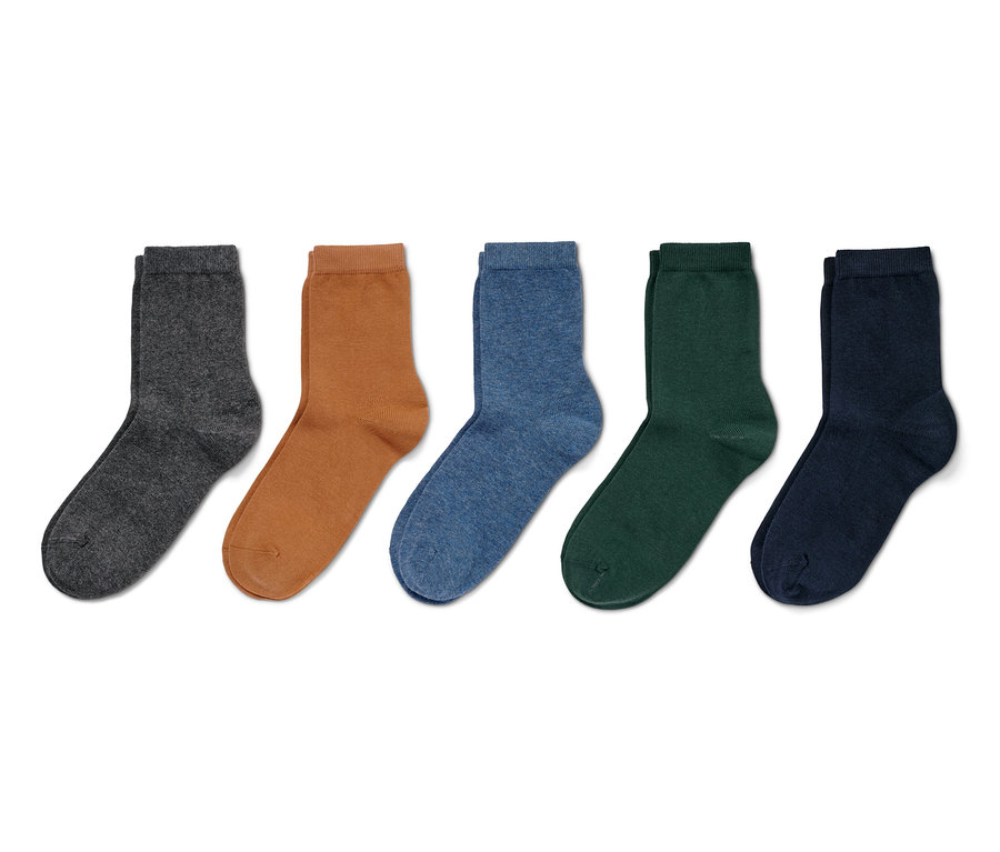 Fünf Paar Socken in Grau, Braun, Blau, Grün und Dunkelblau.