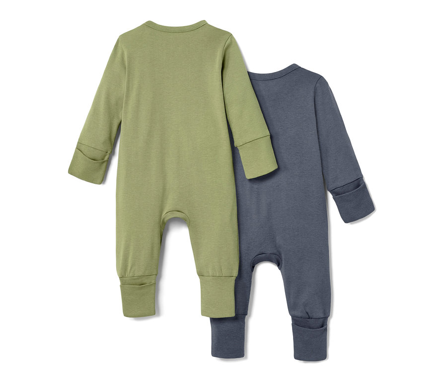 Zwei Baby-Schlafanzüge in Olive und Grau.