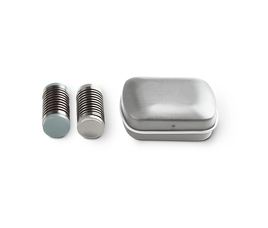 Zwei Mini-Gesichtsepilierer und ein silbernes Gehäuse.