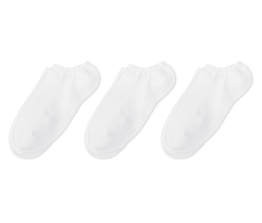 Drei Paar weiße Sneakersocken.