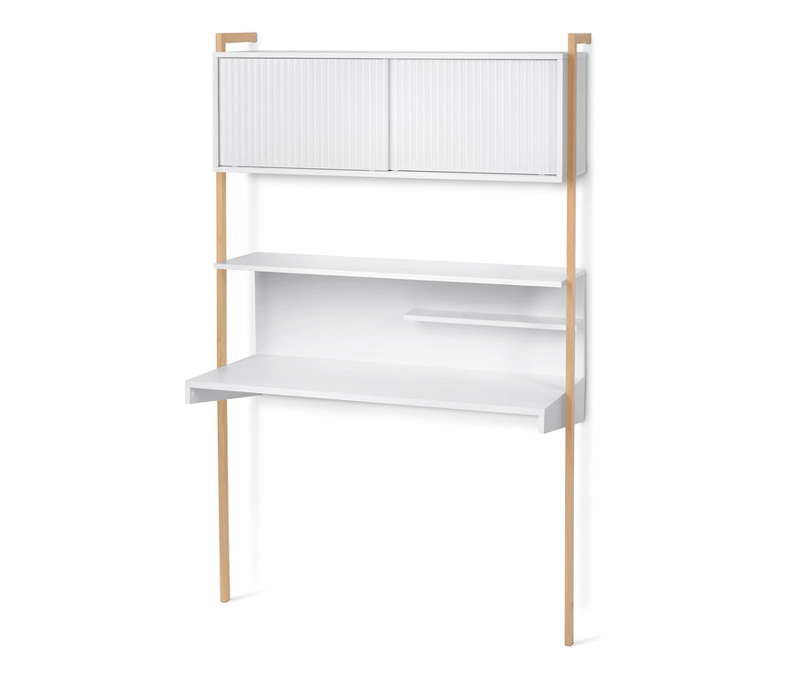 Schreibtisch-Regal mit weißen Regalen und Holzstützen.
