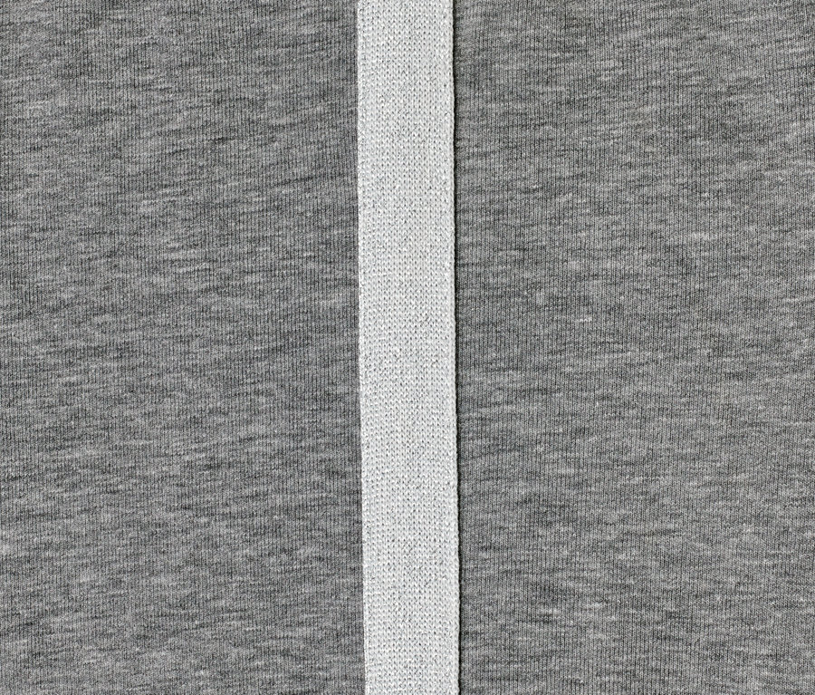 Detailaufnahme einer grauen Leggings mit silbernem Streifen.