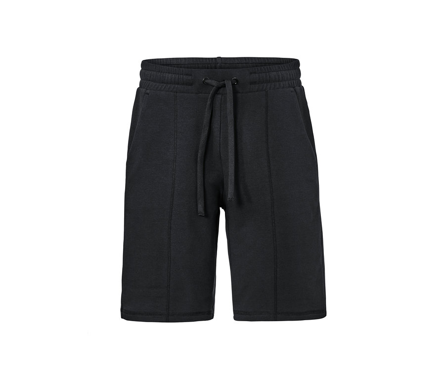 Braun-schwarze Funktionsshorts.