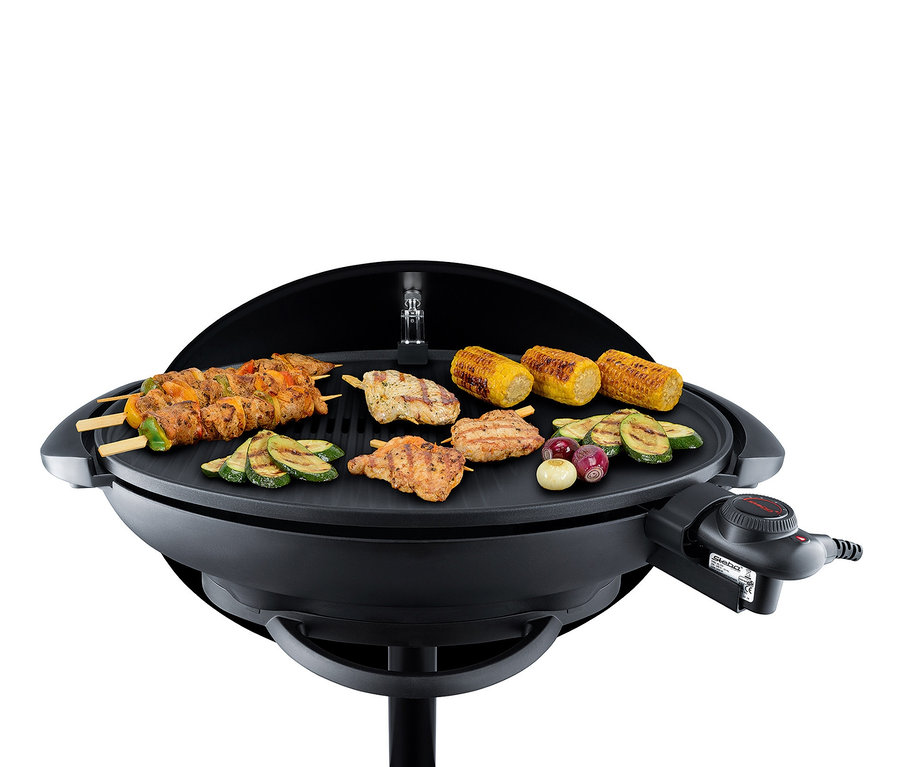 Auf dem Steba-BBQ-Grill »VG 350 BIG« werden Spieße, Mais, Hähnchenfleisch, Zucchini und Zwiebeln gegrillt.