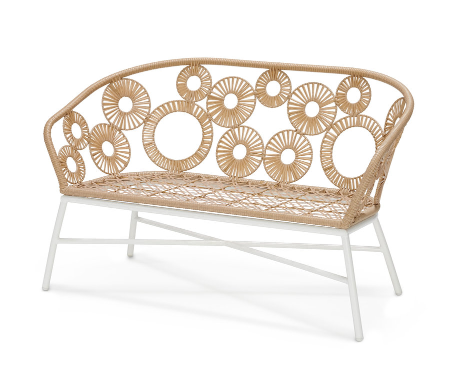 Eine Bank mit Blumenmuster aus Polyrattan auf weißem Hintergrund.