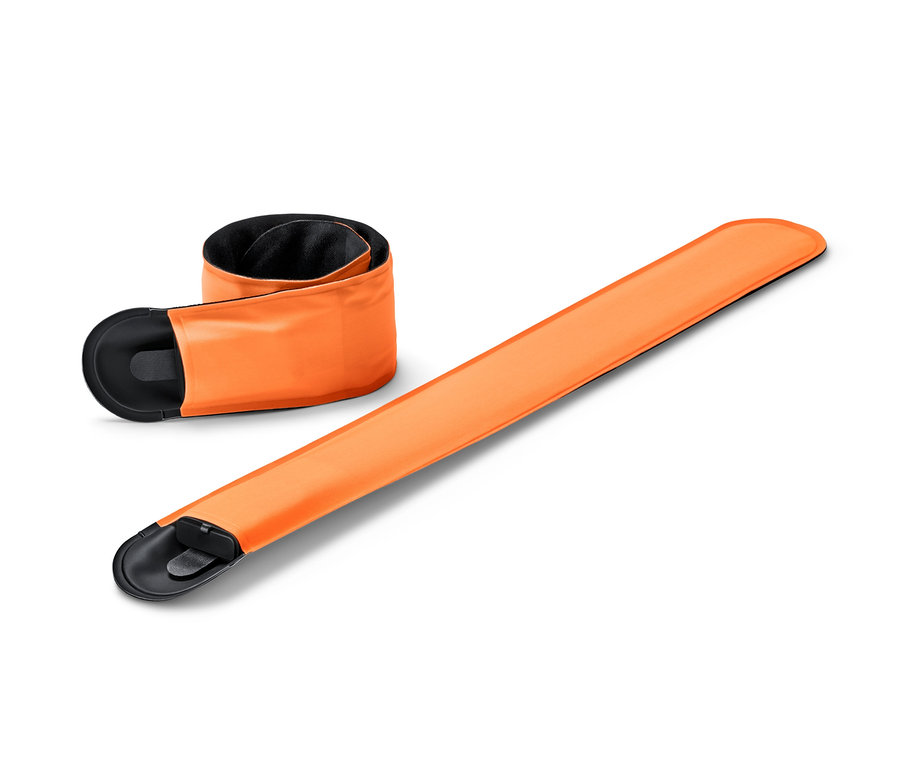 Zwei orangefarbene LED-Schnappbänder mit USB, eines ausgerollt und eines aufgerollt.