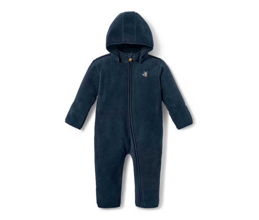 Dunkelblauer Fleece-Einteiler hängt auf einer weißen Leiter im Kinderzimmer.