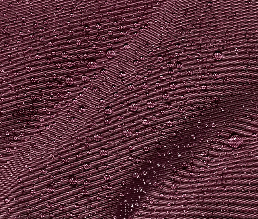 Nahaufnahme von gestepptem Outdoor-Rucksack mit Wassertropfen.