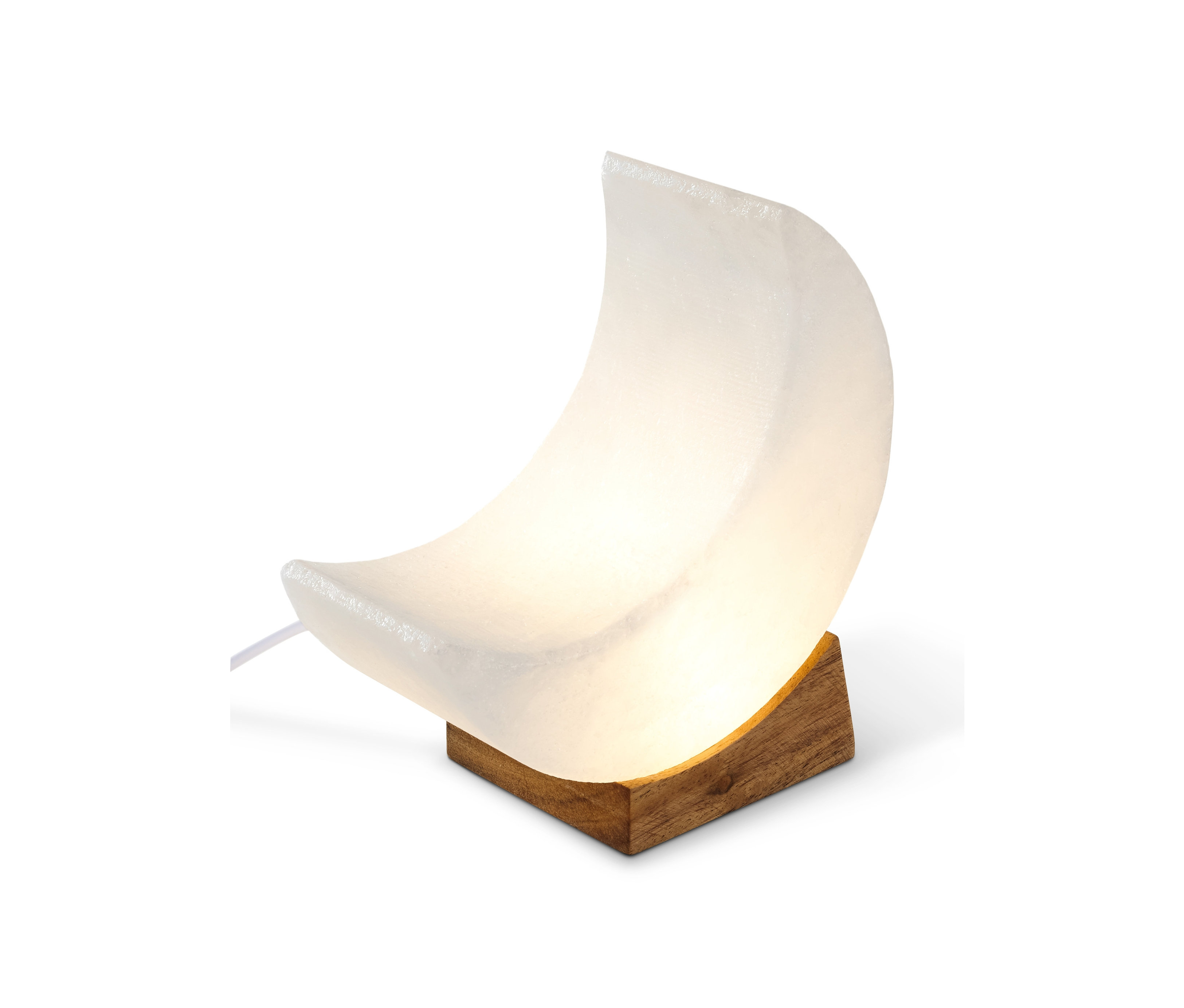 Ein beleuchteter LED-Mond aus Salzkristall steht auf einem Holzsockel.