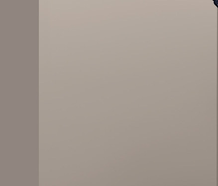 Frau hält einen Plisseerock mit roten und weißen Punkten.